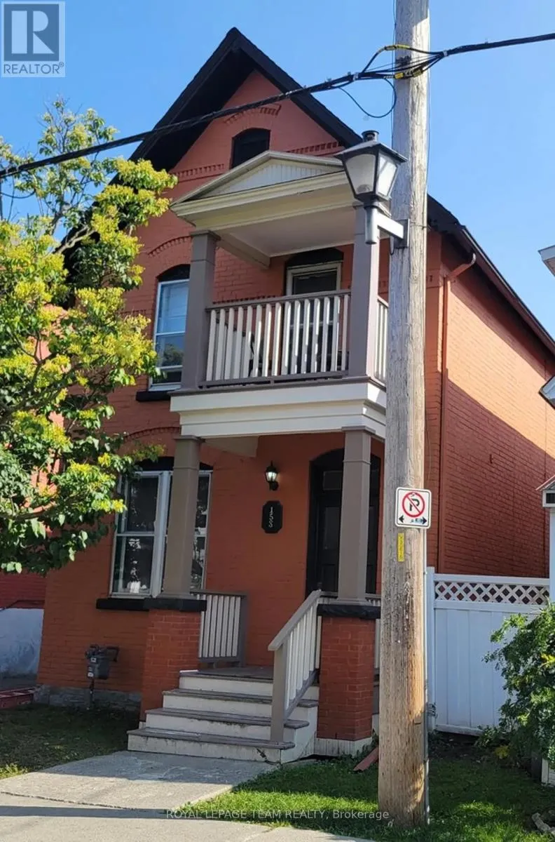 Triplex for rent: 1 - 158 St Andrew Street, Ottawa, Ontario K1N 5G4