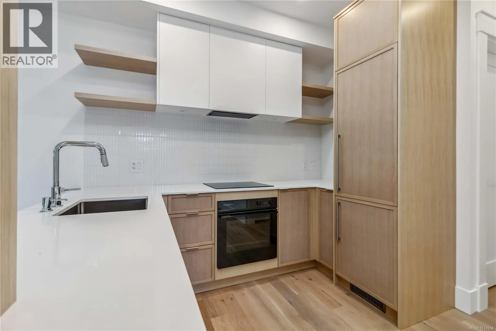 Apartment for rent: 1 1915 Fernwood Rd, Victoria, British Columbia V8T 2Y6