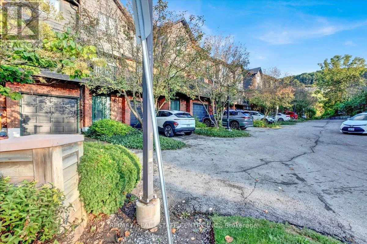 Row / Townhouse for rent: 1 - 1983 Main Street W, Hamilton, Ontario L8S 4R2