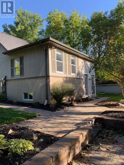 Triplex for rent: 1, 2, 3 - 32 Grove Street W, Barrie, Ontario L4N 1M7