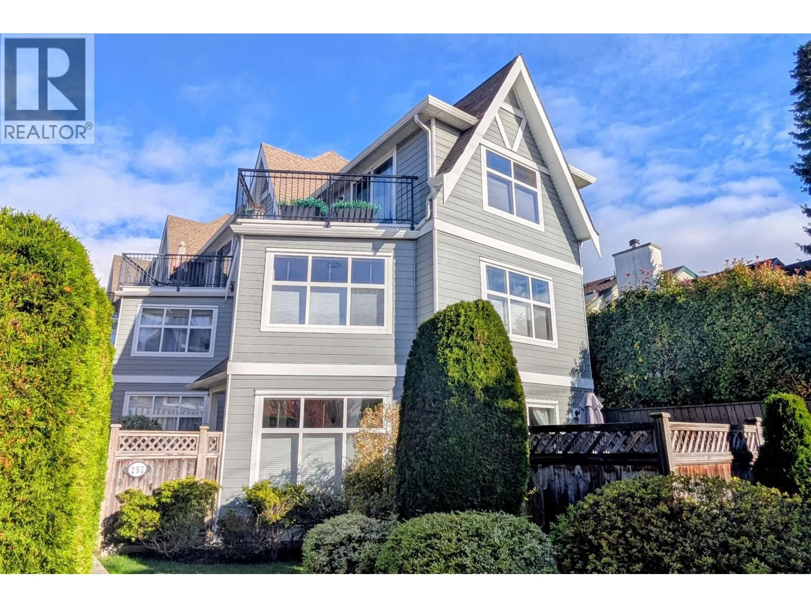 Row / Townhouse for rent: 1 252 W 13th Street, North Vancouver, British Columbia V7M 1N7