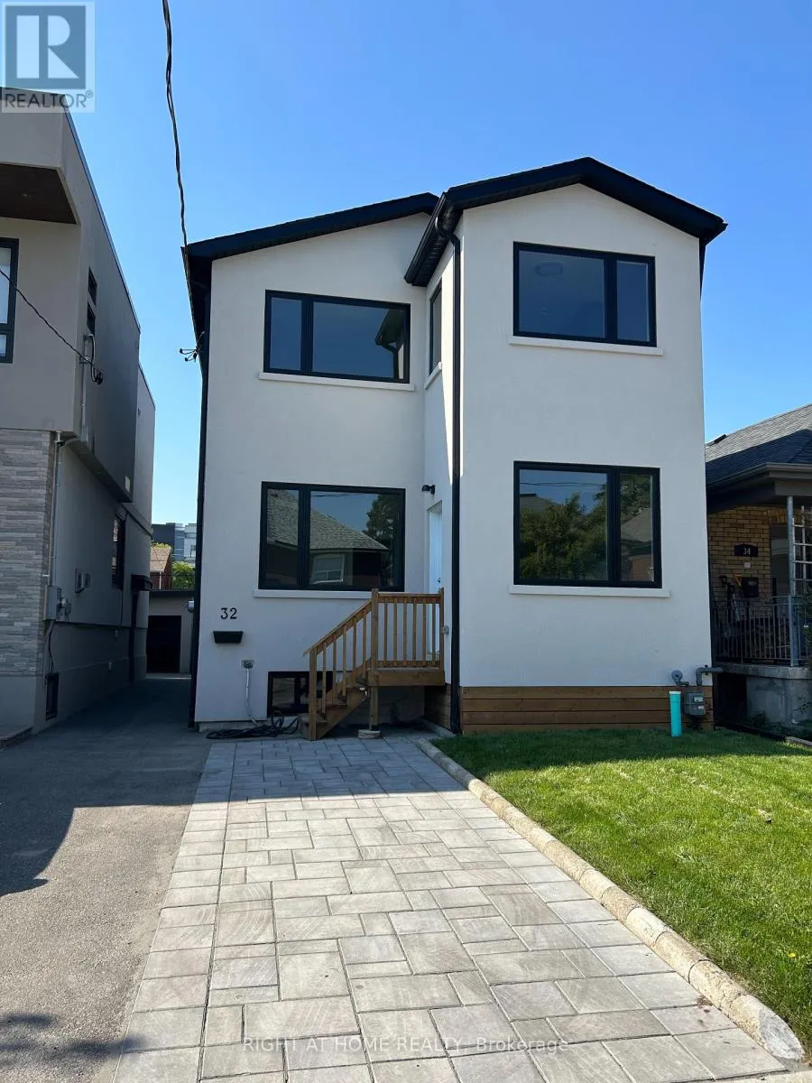 House for rent: 1 - 32 Cadorna Avenue, Toronto, Ontario M4J 3W8