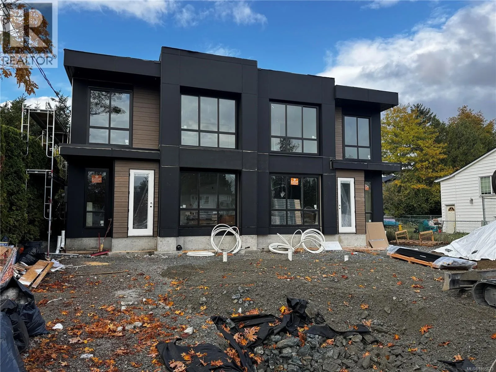 Row / Townhouse for rent: 1 588 Whiteside St, Saanich, British Columbia V8Z 1Y6