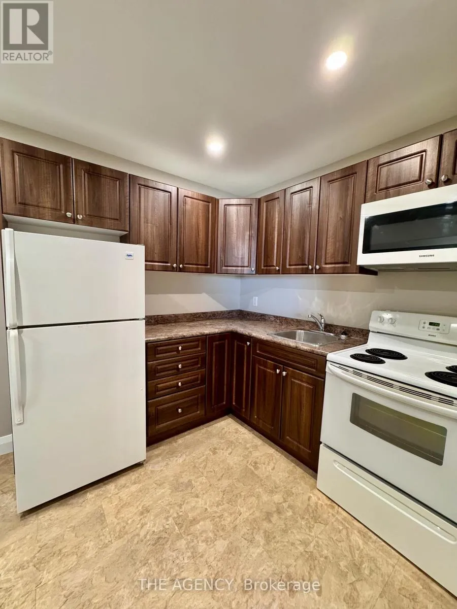 Other for rent: 1 - 62 Bloor Street, Oshawa, Ontario L1H 3M2