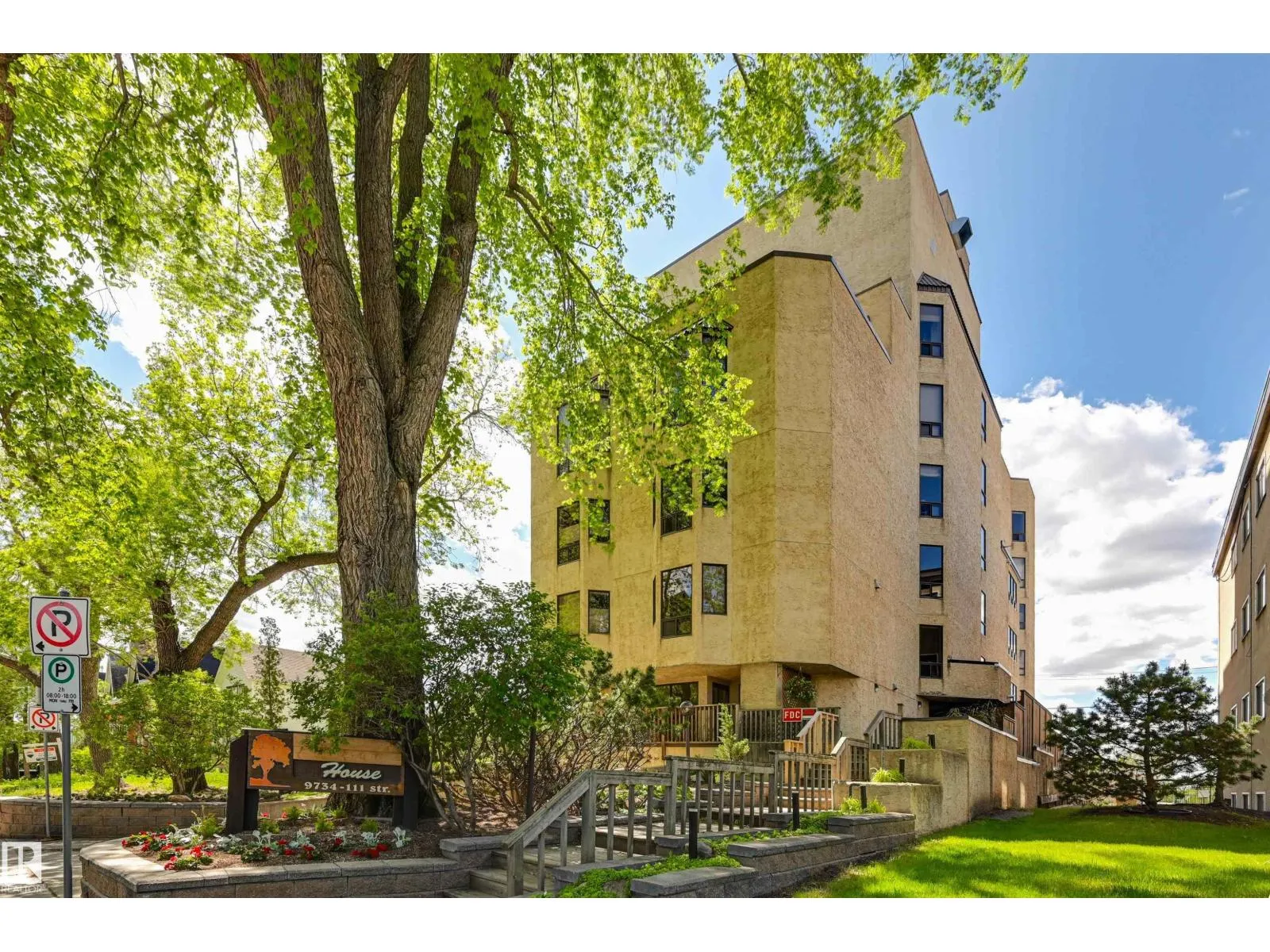 Apartment for rent: #10 9734 111 St Nw, Edmonton, Alberta T5K 1J8