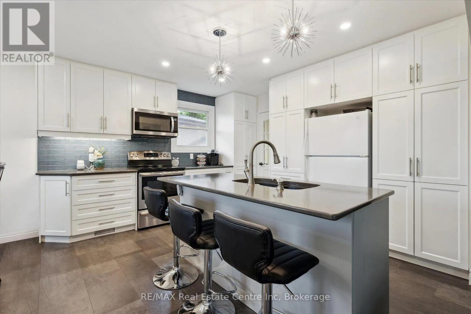 House for rent: 10 Villa Court, Hamilton, Ontario L8W 1M2