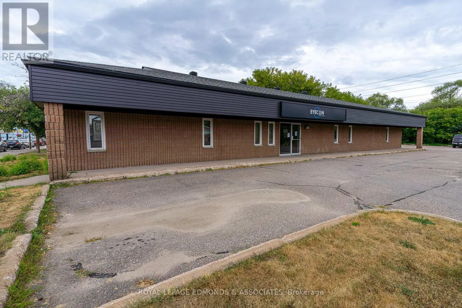 Offices for rent: 100 Victoria Street, Pembroke, Ontario K8A 8E1