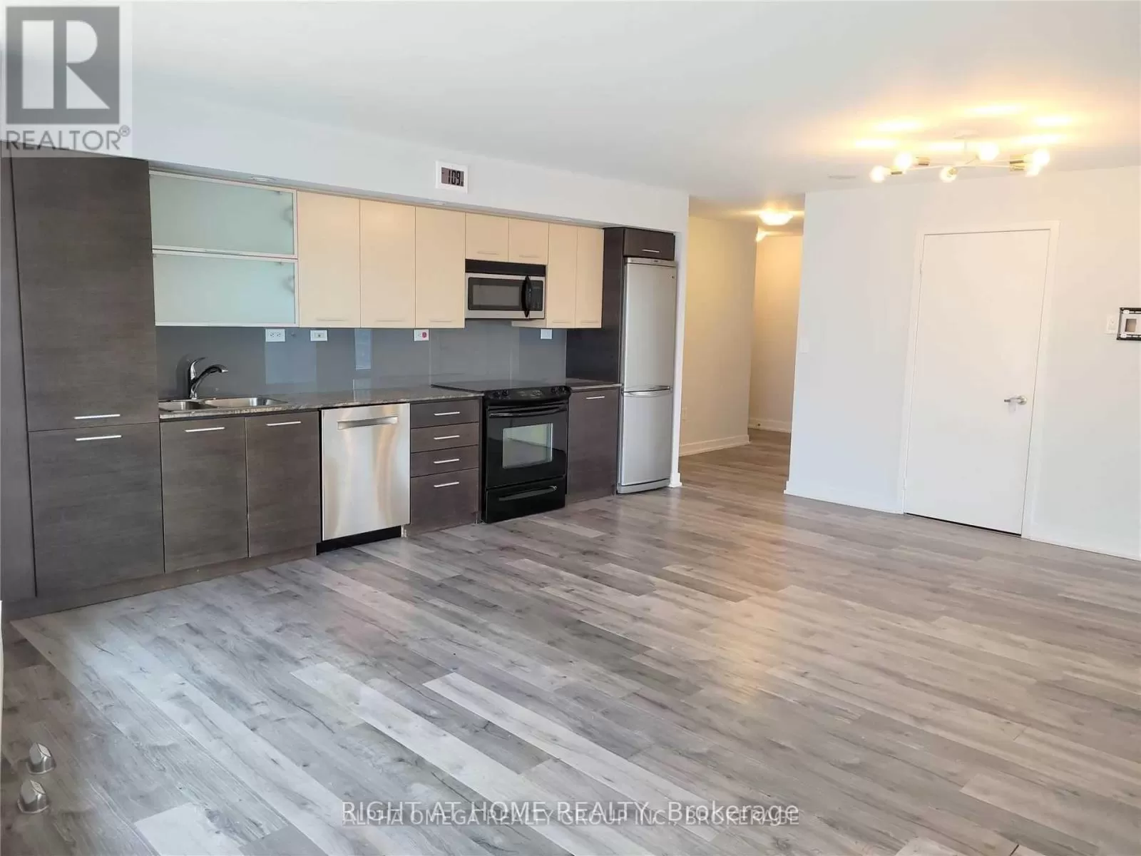 Apartment for rent: 1001 - 8 Telegram Mews, Toronto, Ontario M5V 3Z5