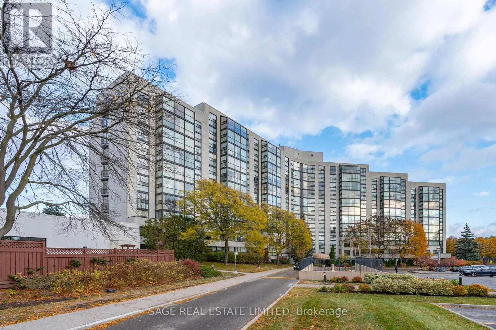 Apartment for rent: 1002 - 30 Harding Boulevard, Richmond Hill, Ontario L4C 9M3