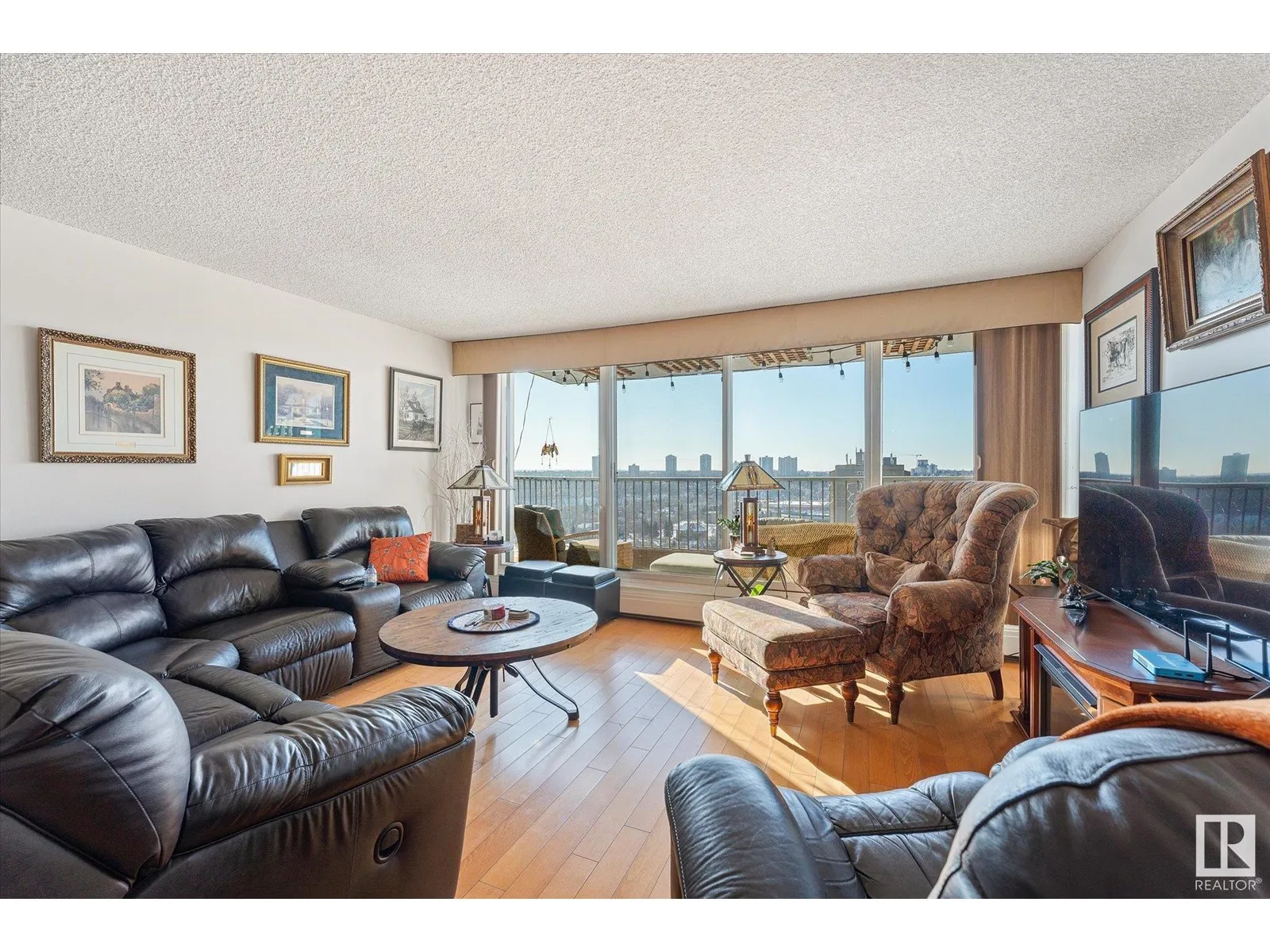 Apartment for rent: #1002 9923 103 St Nw, Edmonton, Alberta T5K 2J3