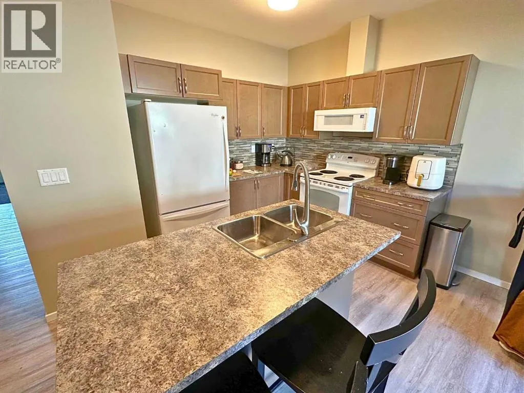 Row / Townhouse for rent: 1004 Minto Street, Penhold, Alberta T0M 1R0