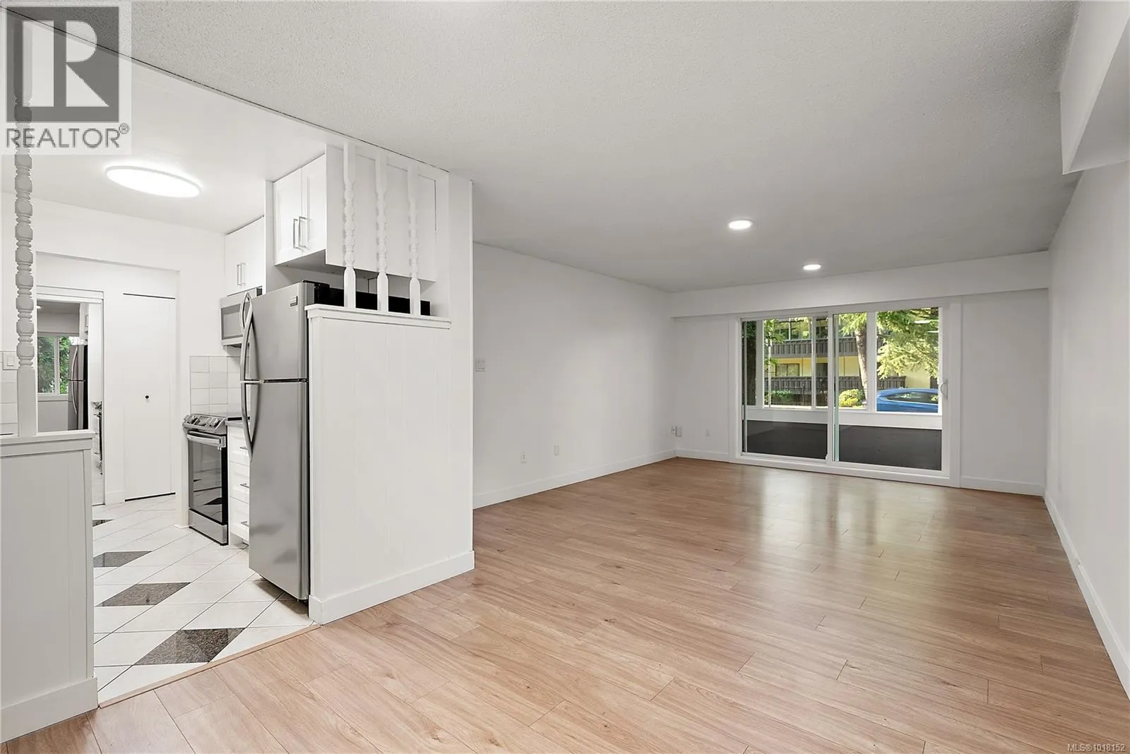 Apartment for rent: 101 1124 Esquimalt Rd, Esquimalt, British Columbia V9A 3N4