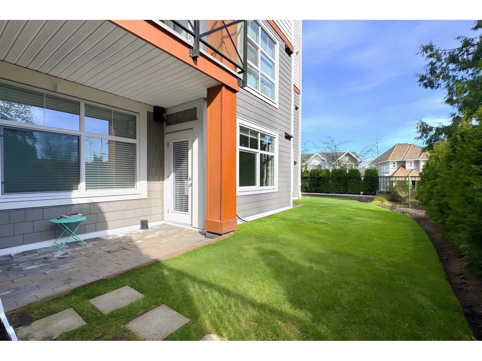 Apartment for rent: 101 14605 Mcdougall Drive, Surrey, British Columbia V4P 0G7