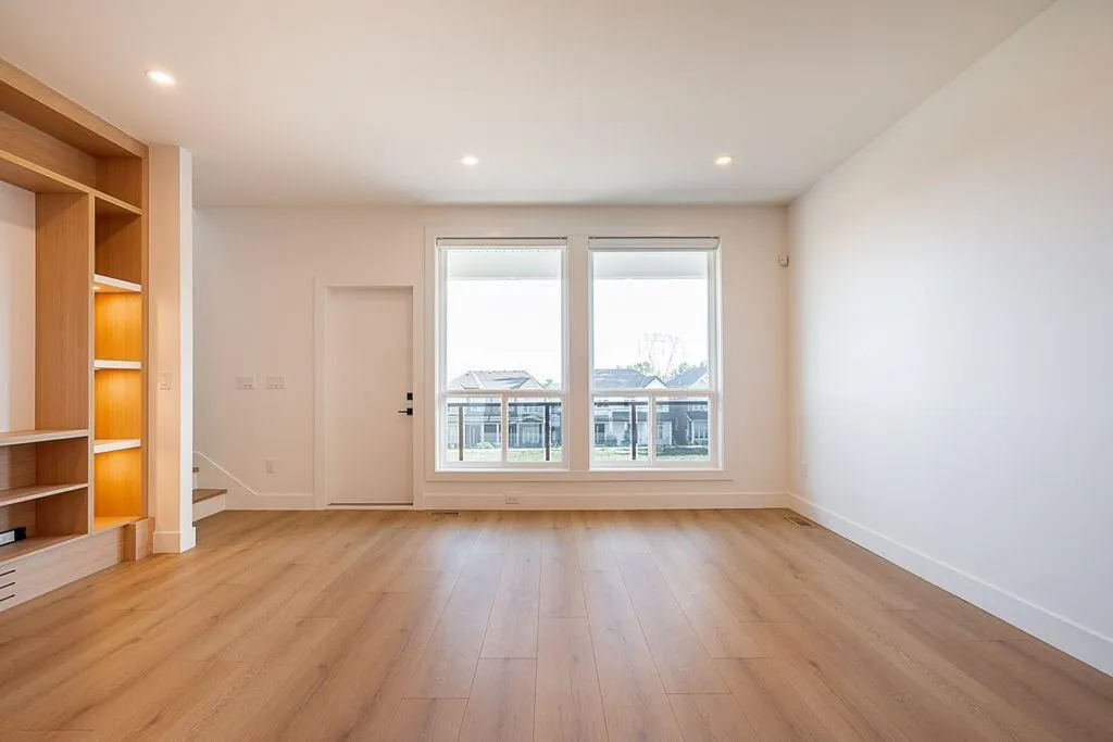 Duplex for rent: 101 16693 16 Avenue, Surrey, British Columbia V3Z 0T3