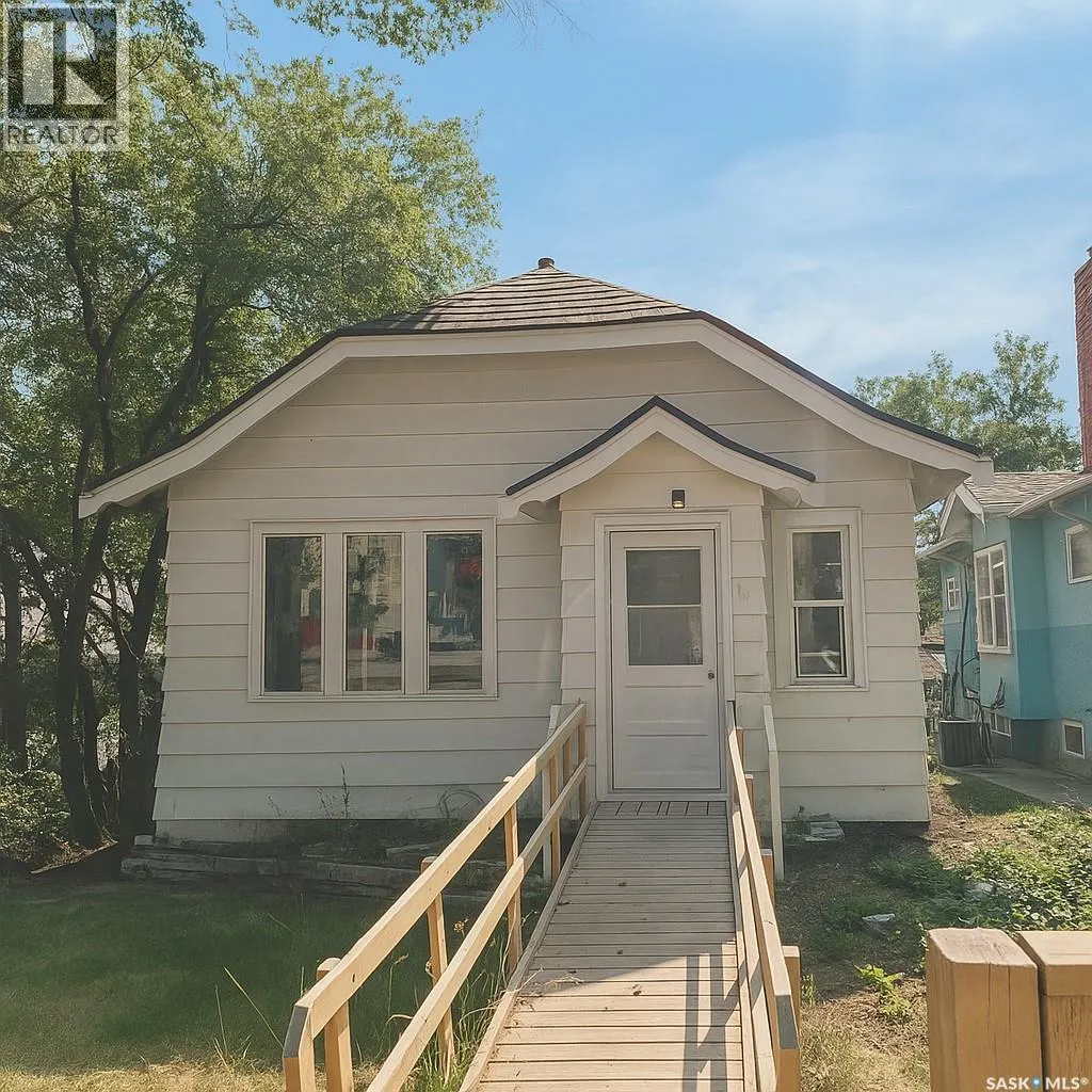 House for rent: 101 28th Street W, Saskatoon, Saskatchewan S7L 0K1