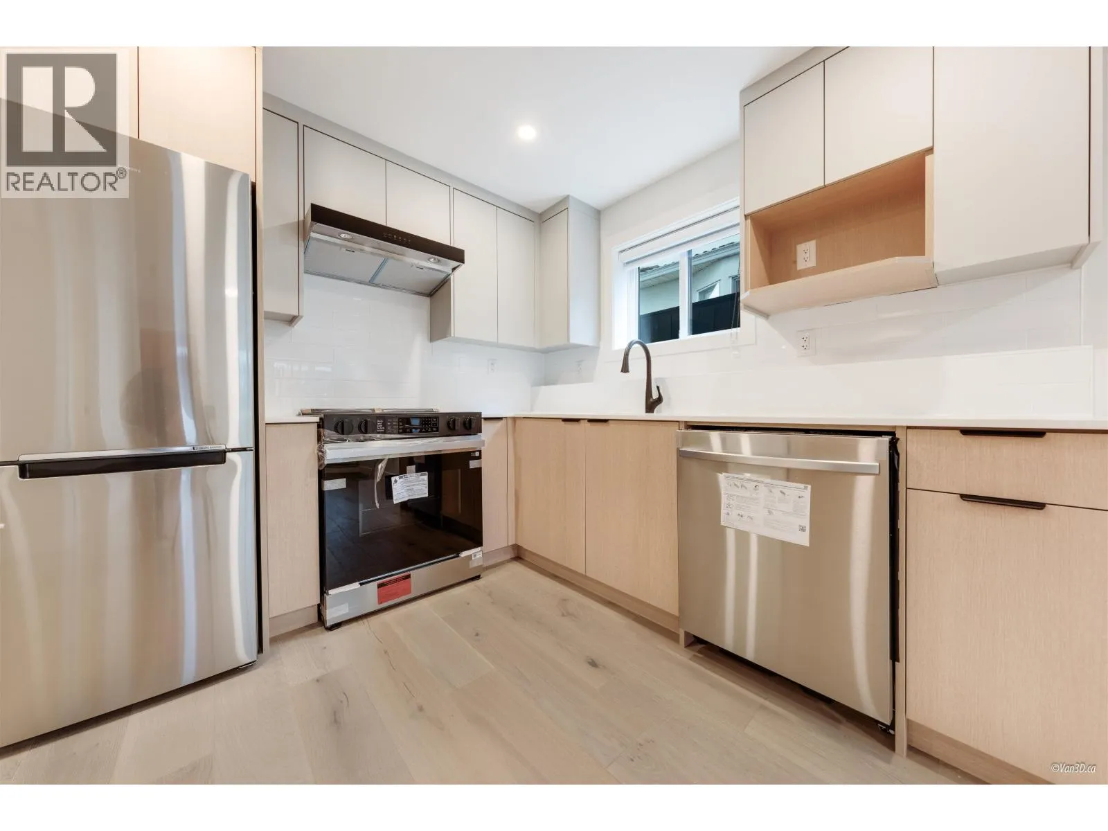 Row / Townhouse for rent: 101 5092 Slocan Street, Vancouver, British Columbia V5R 2A5