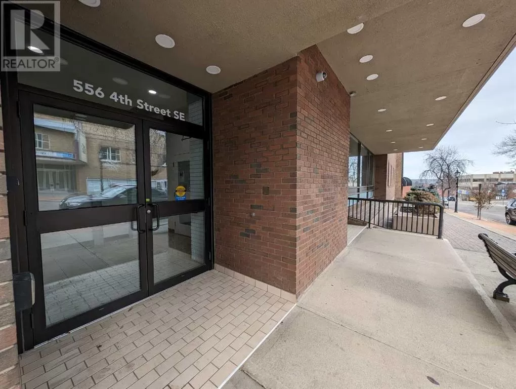 Commercial Mix for rent: 101, 556 4 Street Se, Medicine Hat, Alberta T1A 0K8