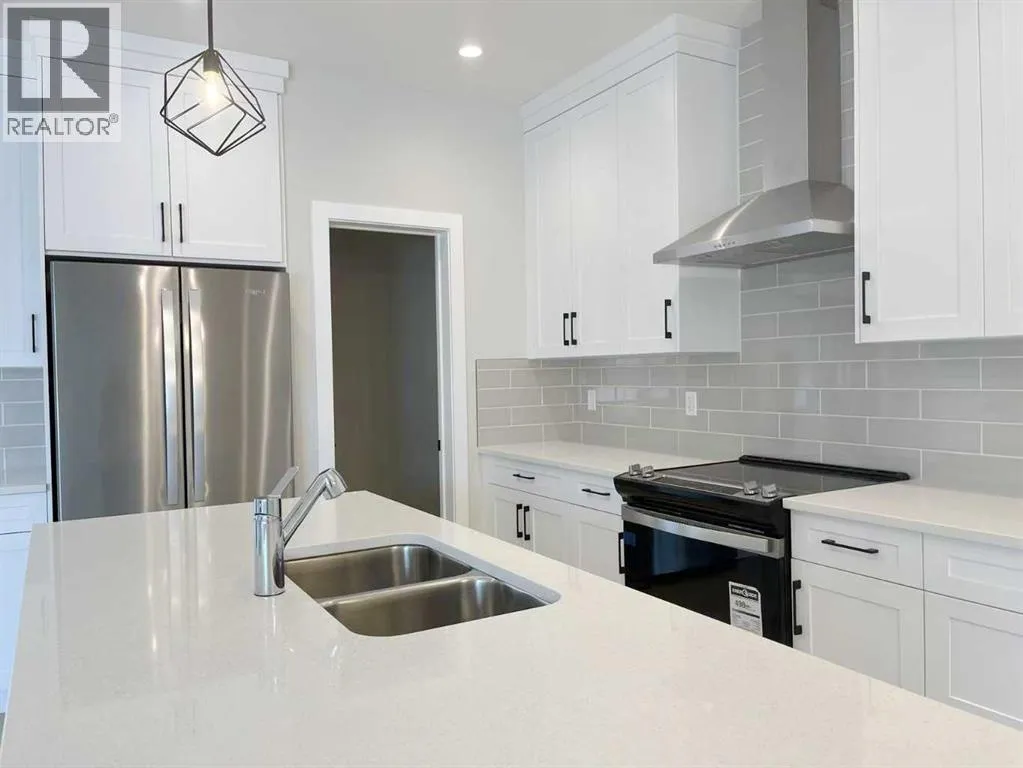 House for rent: 101 Treeline Manor Sw, Calgary, Alberta T2Y 0S3