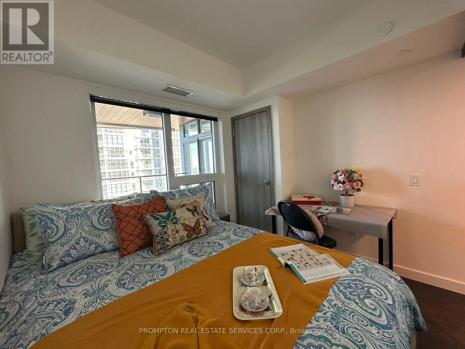 Apartment for rent: 1010 - 1 Concord Cityplace Way, Toronto, Ontario M5V 0X3