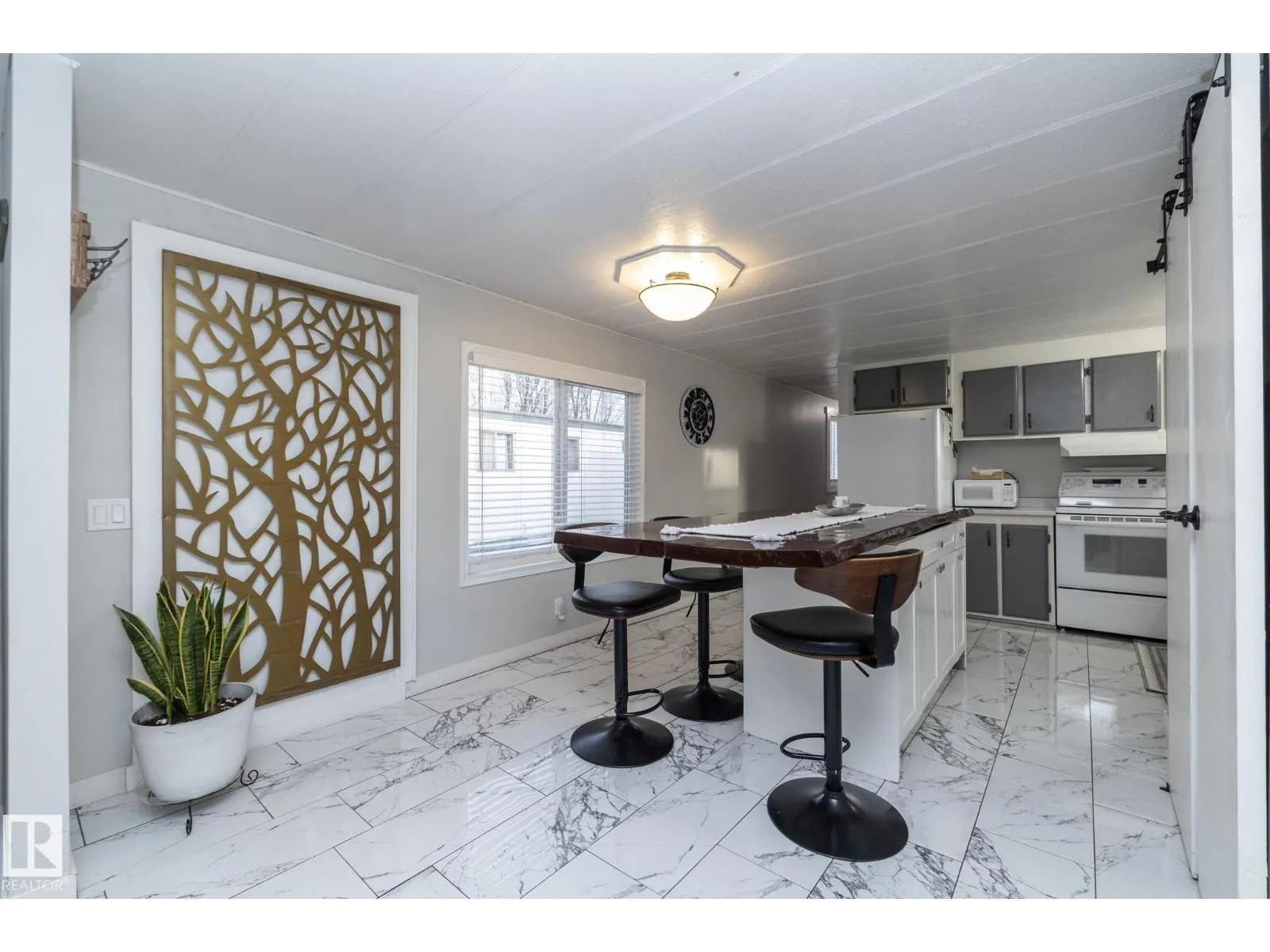 Modular for rent: 1011 West Mount Cr Nw, Edmonton, Alberta T5S 1T6