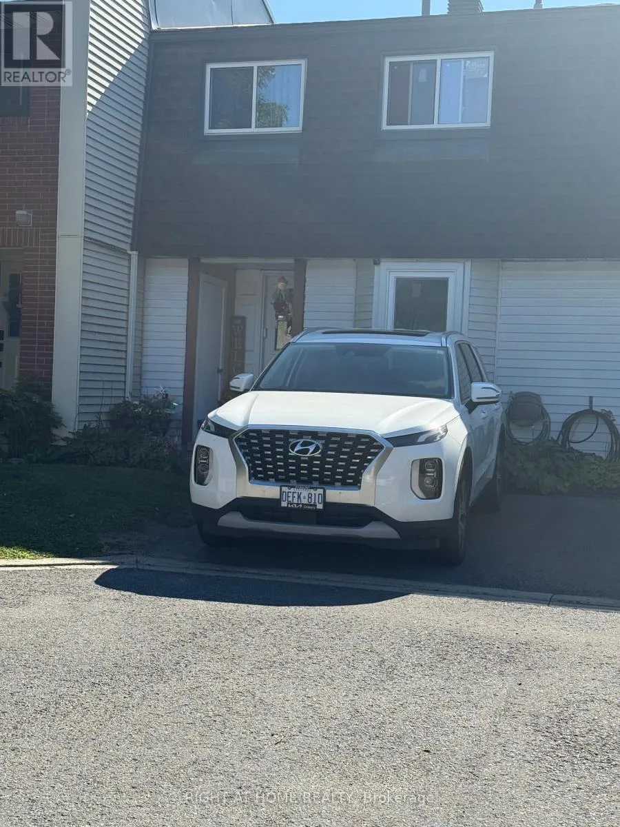 Row / Townhouse for rent: 1013 Cloister Gardens, Ottawa, Ontario K1C 2A1