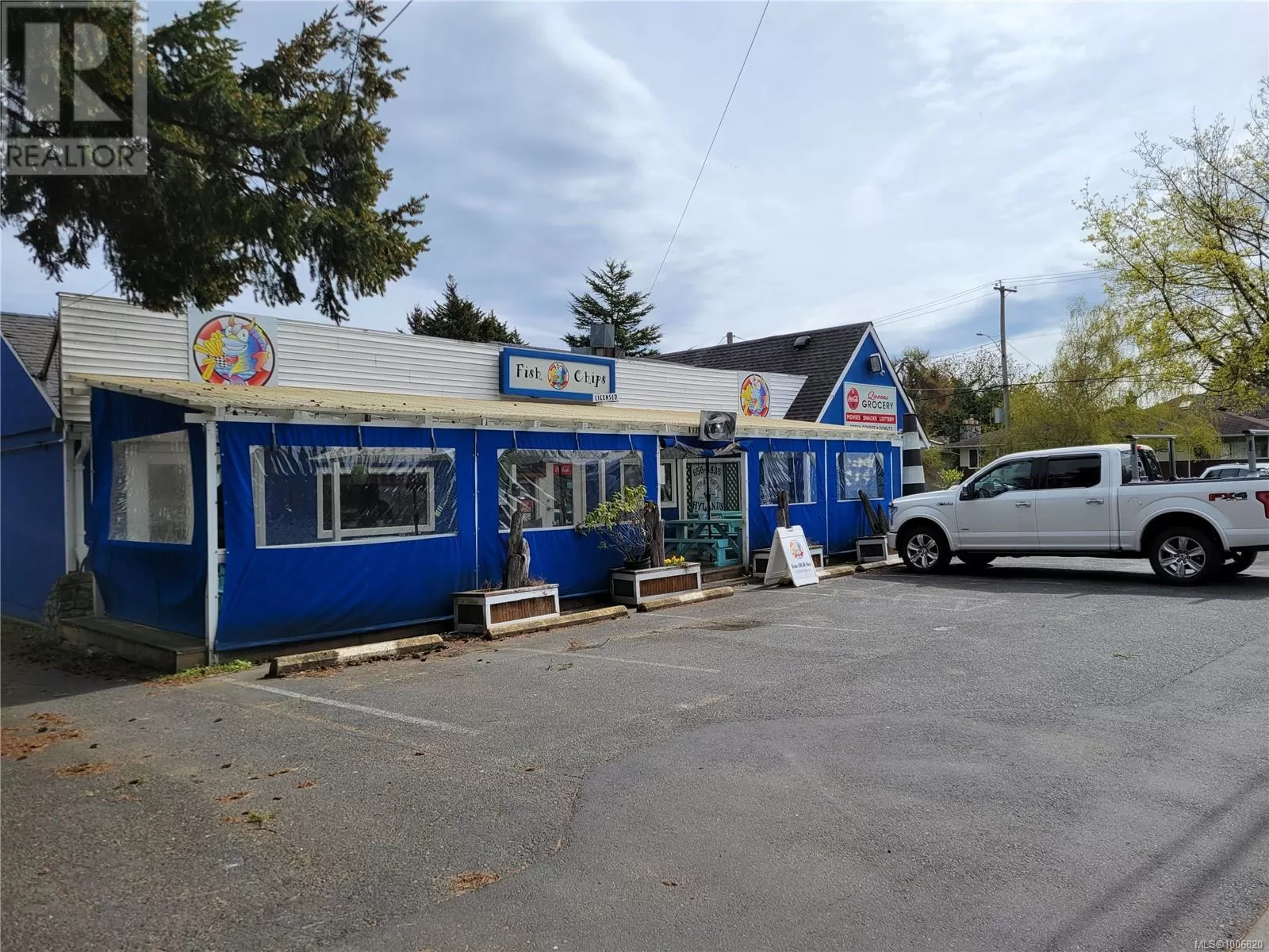 Retail for rent: 10153 Resthaven Dr, Sidney, British Columbia V8L 3G8