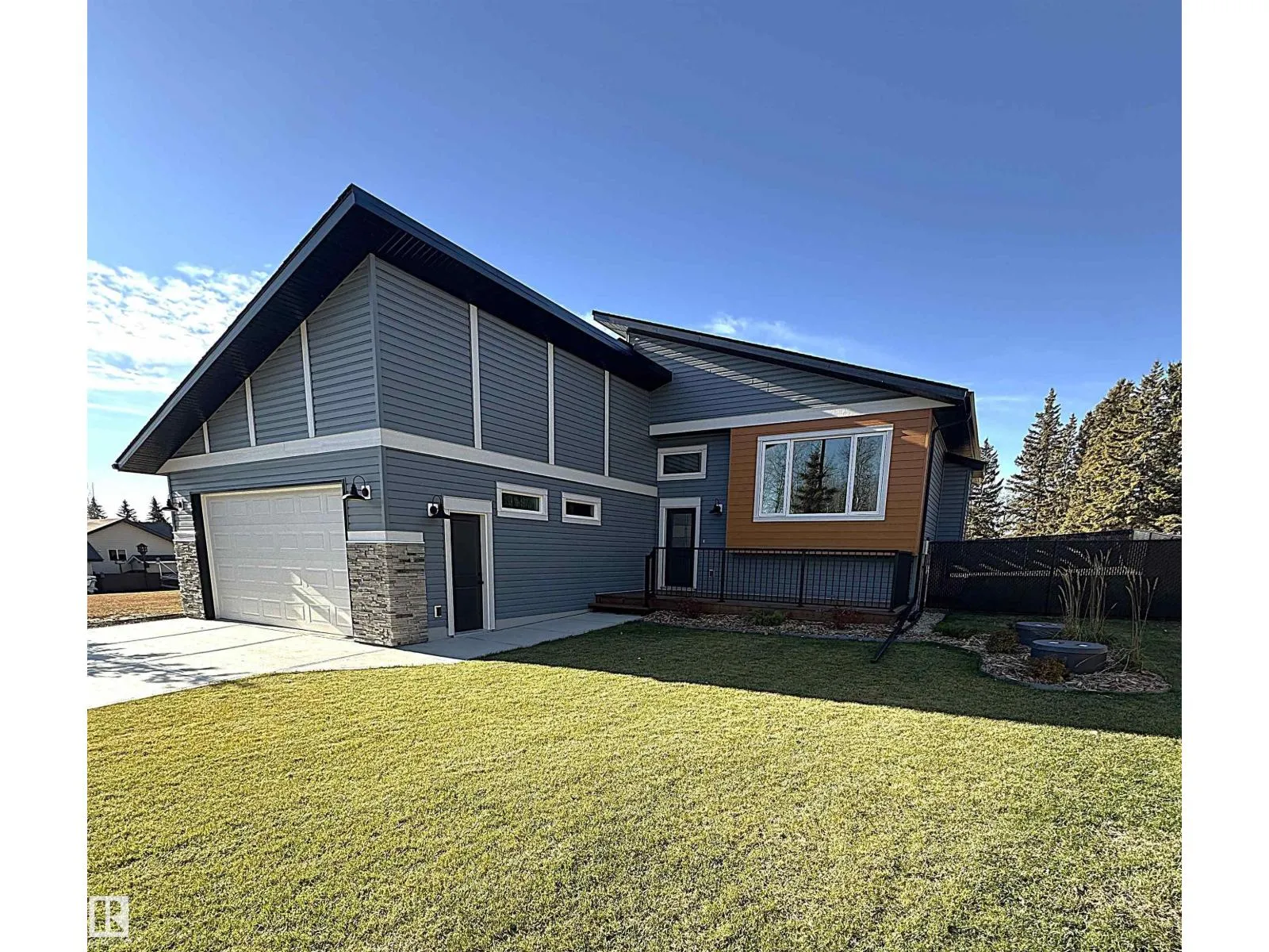 House for rent: 102 1 Street, Rural Lac Ste. Anne County, Alberta T0E 1A0