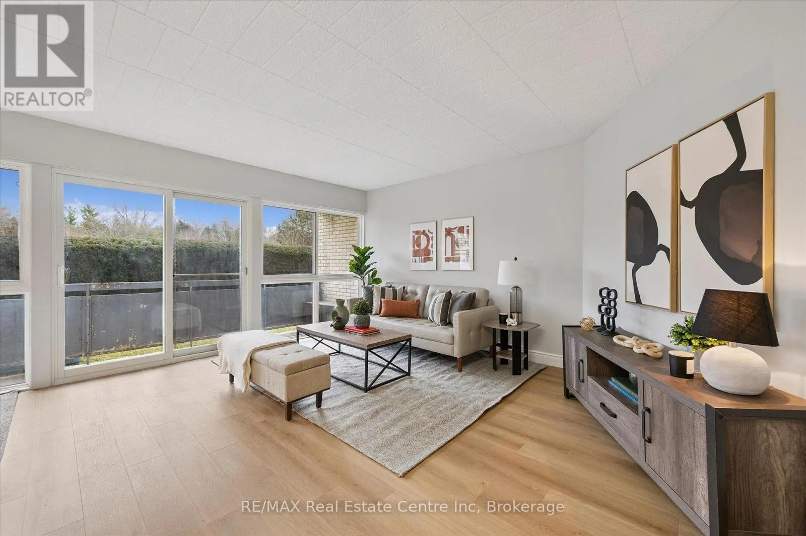 Apartment for rent: 102 - 105 Conroy Crescent, Guelph, Ontario N1G 2V5