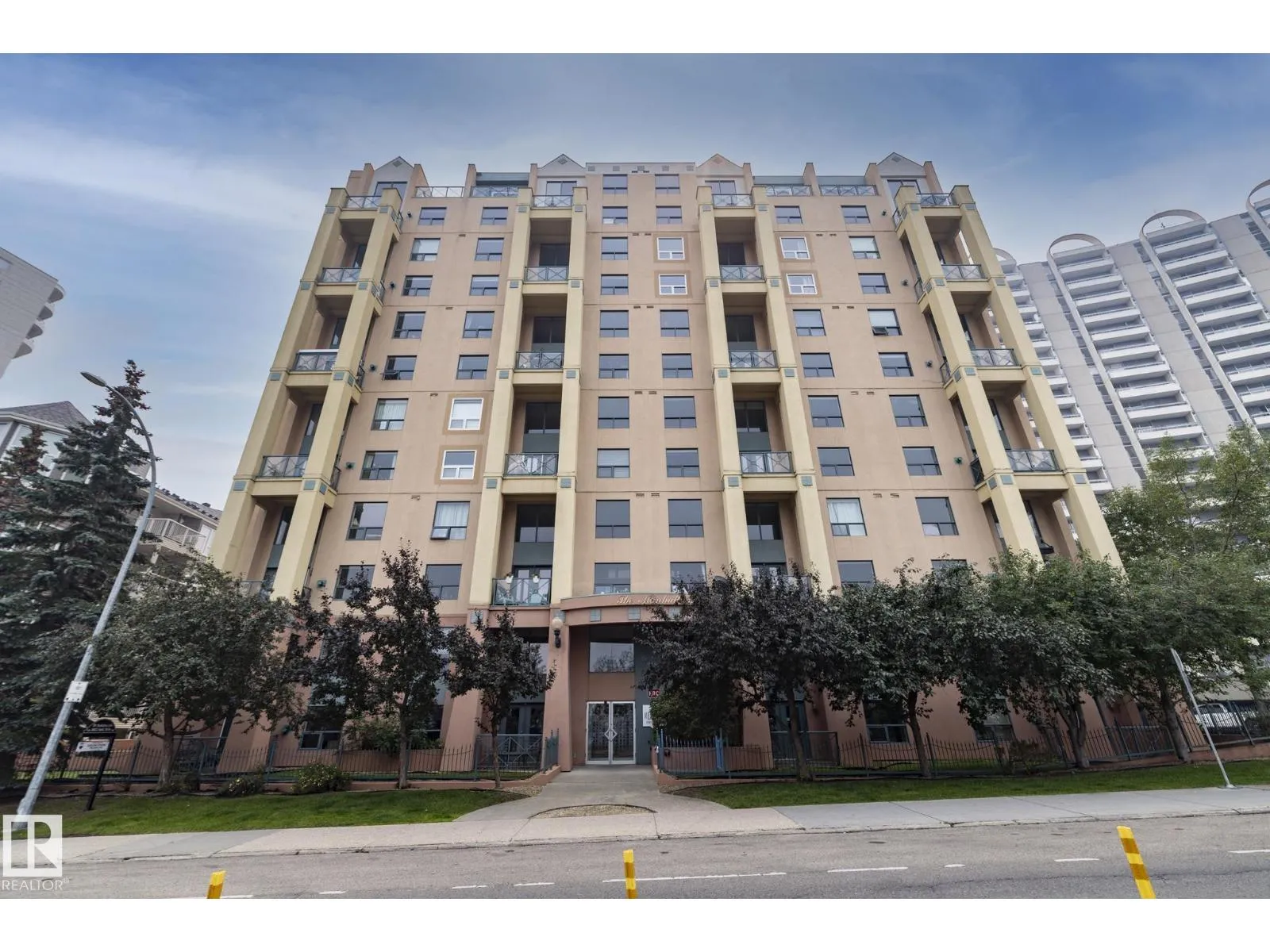 Apartment for rent: #102 10855 Saskatchewan Dr Nw, Edmonton, Alberta T6E 6T6