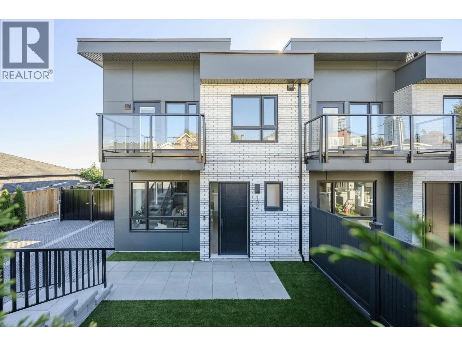 Duplex for rent: 102 1132 Madore Avenue, Coquitlam, British Columbia V3K 3B9