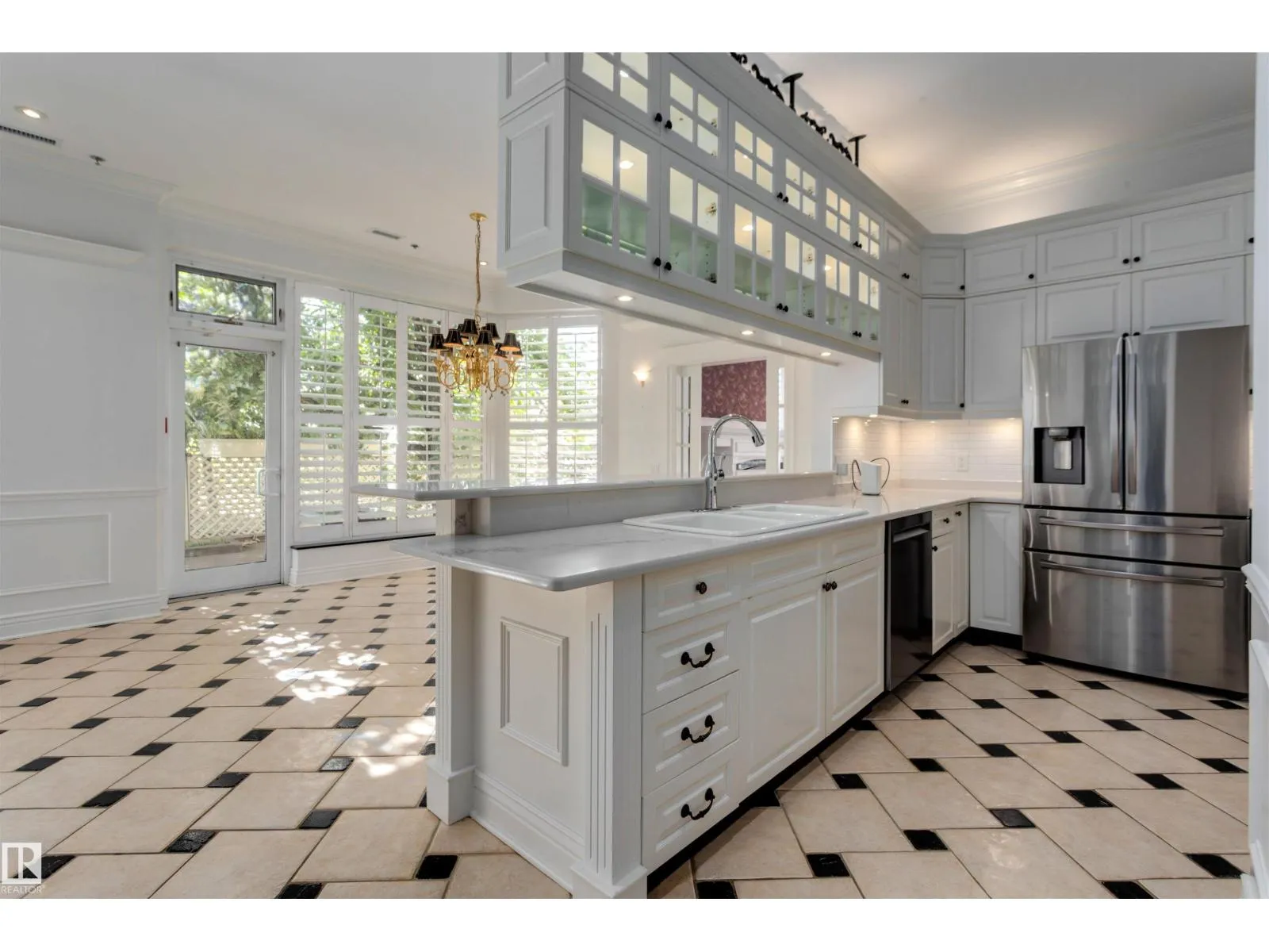 Apartment for rent: #102 11826 100 Av Nw, Edmonton, Alberta T5K 0K3