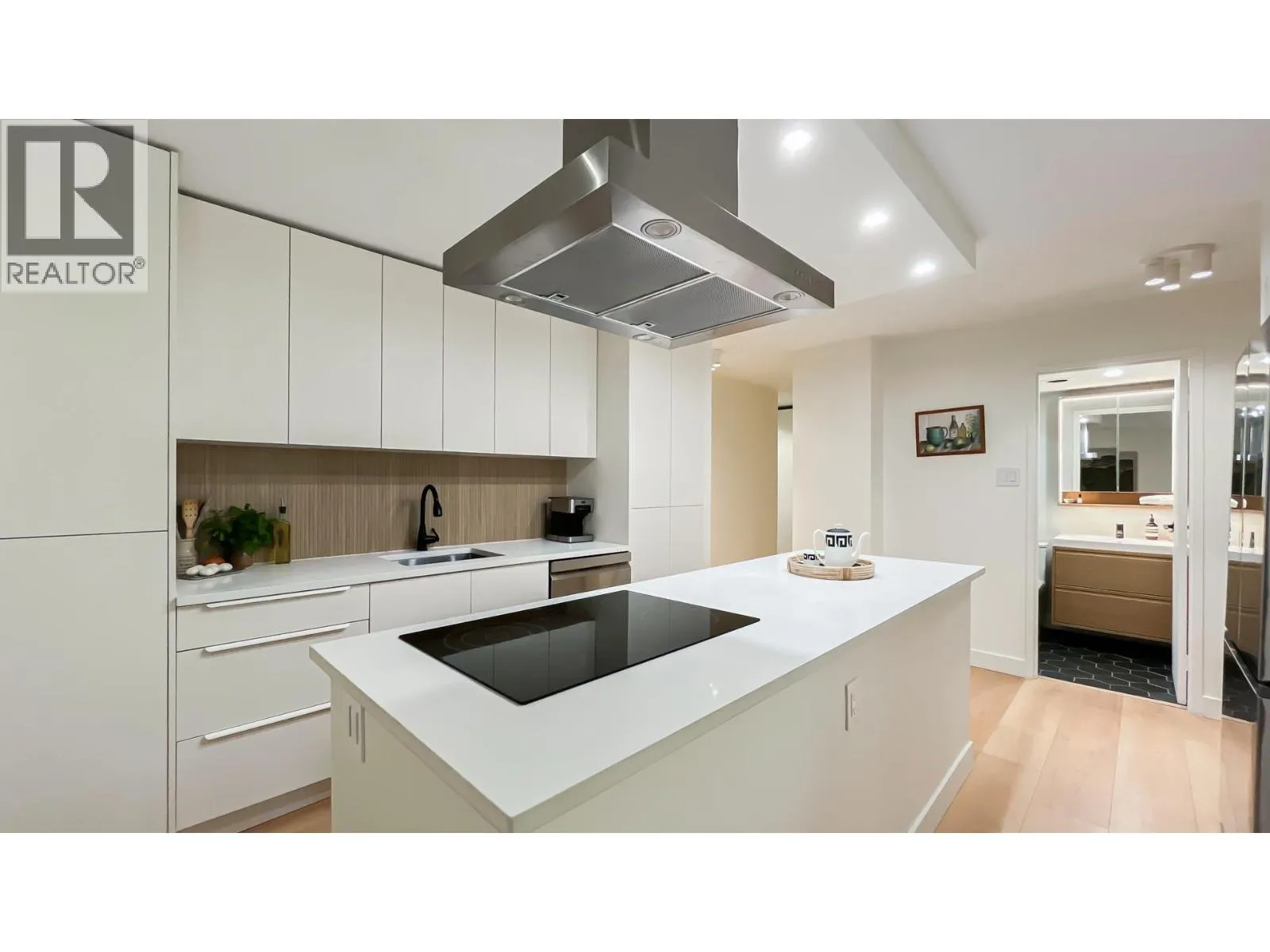 Apartment for rent: 102 2016 Fullerton Avenue, North Vancouver, British Columbia V7P 3E6