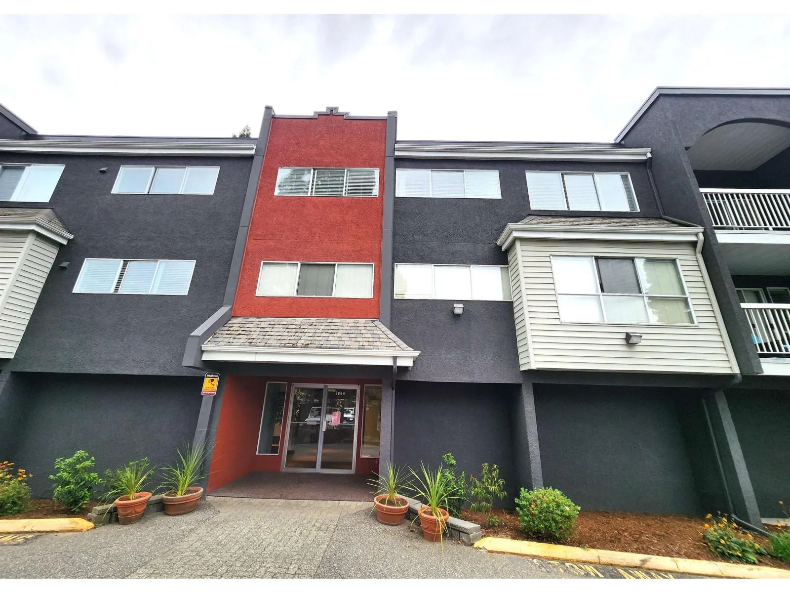 Apartment for rent: 102 5664 200 Street, Langley, British Columbia V3A 1M8