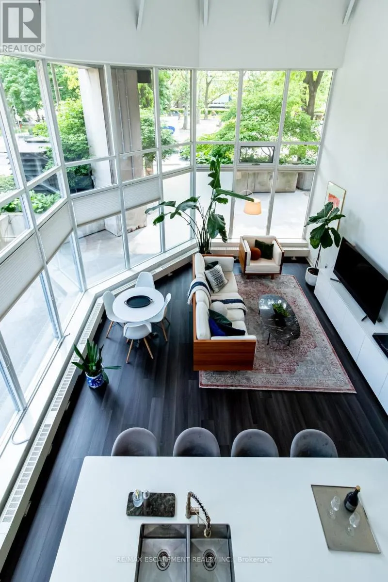 Apartment for rent: 102 - 66 Bay Street S, Hamilton, Ontario L8P 4Z6