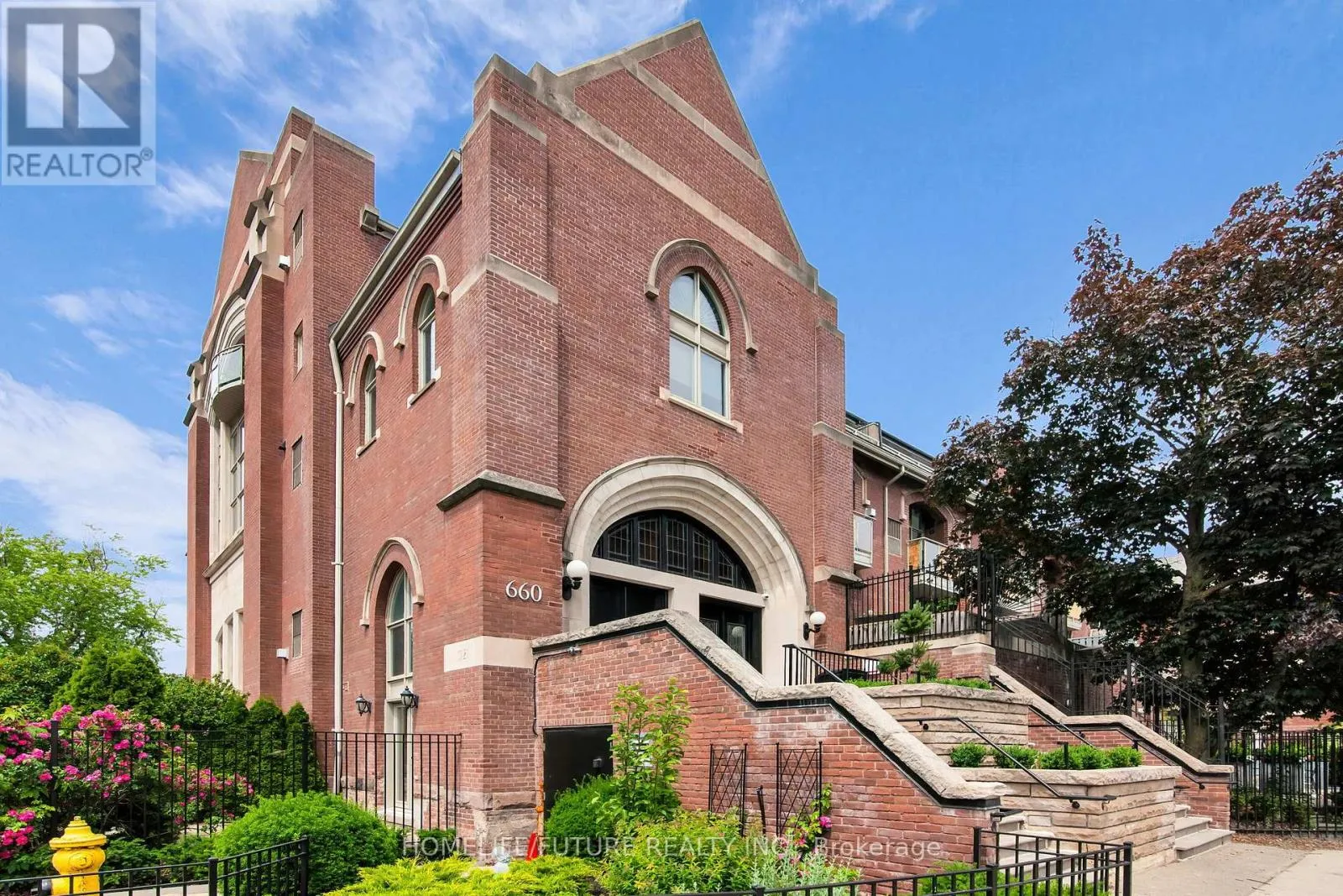 Apartment for rent: 102 - 660 Pape Avenue, Toronto, Ontario M4K 3S5