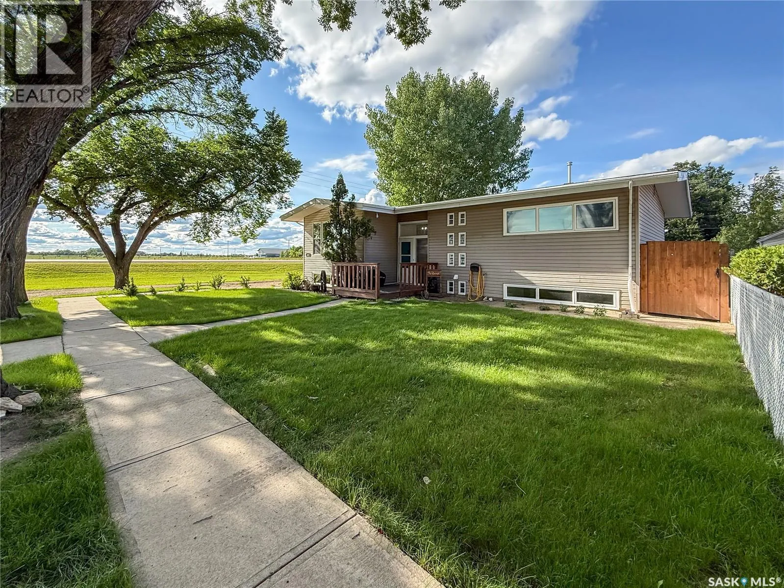 House for rent: 102 Claustre Avenue, Maple Creek, Saskatchewan S0N 1N0