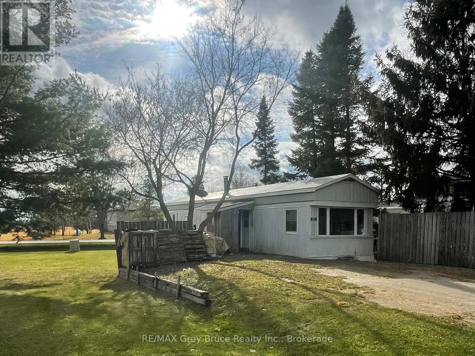 Mobile Home for rent: 102 Grace Street W, Georgian Bluffs, Ontario N0H 2N0