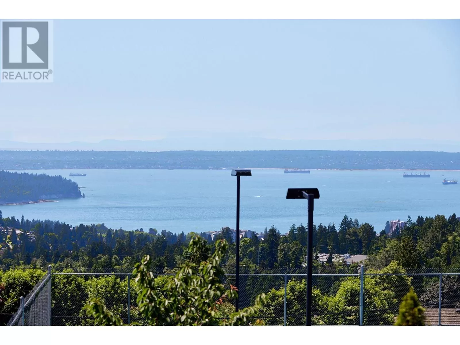 House for rent: 1028 Eyremount Drive, West Vancouver, British Columbia V7S 2B3