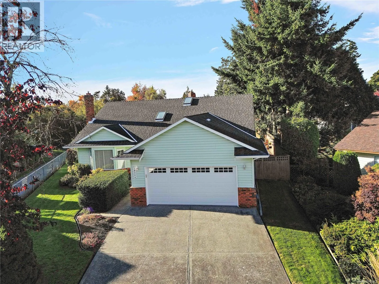 House for rent: 10288 Cleveland Rd, Sidney, British Columbia V8L 4X9