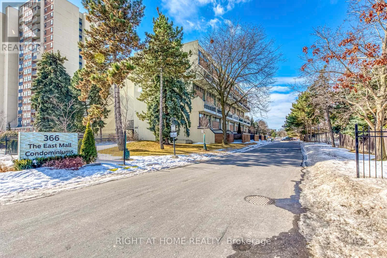 Row / Townhouse for rent: 103 - 366 The East Mall, Toronto, Ontario M9B 6C6