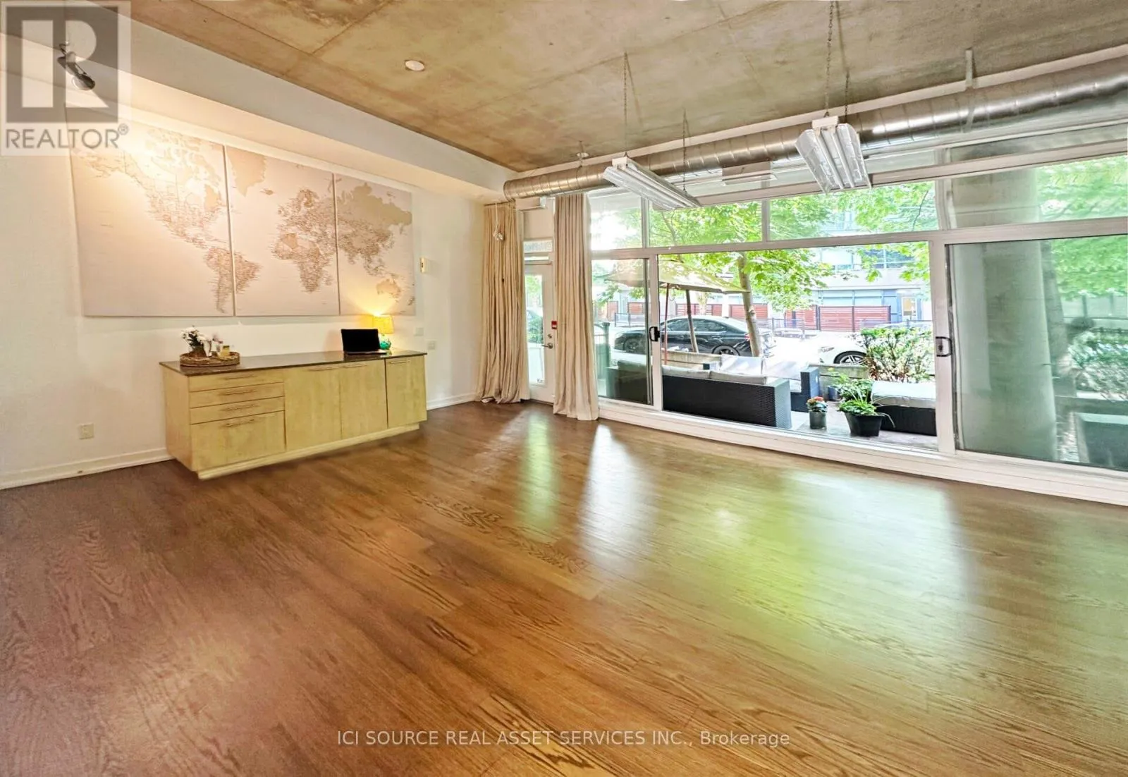 Retail for rent: 103 - 66 Portland Street, Toronto, Ontario M5V 2M6