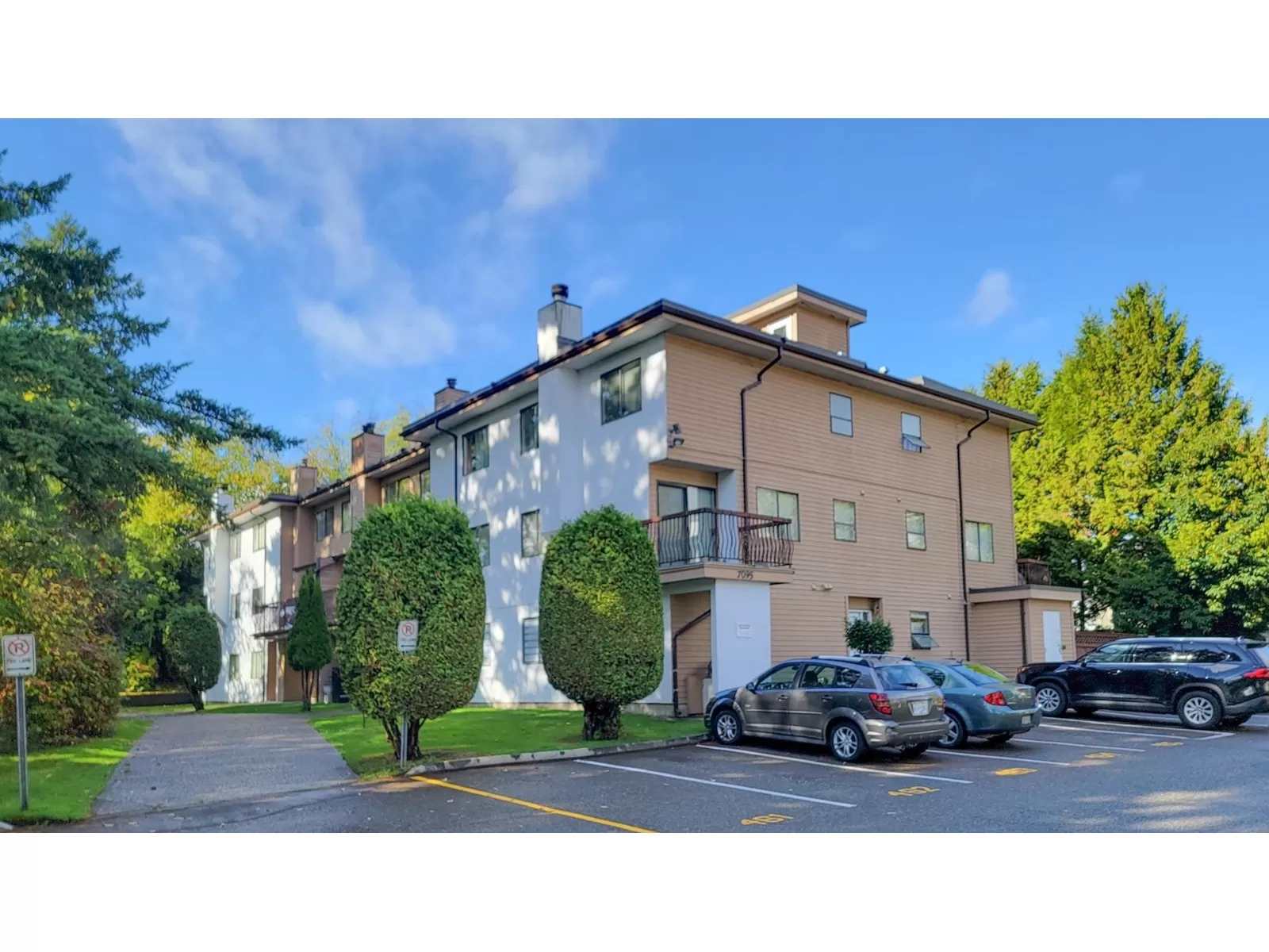 Row / Townhouse for rent: 103 7095 133b Street, Surrey, British Columbia V3W 8A3