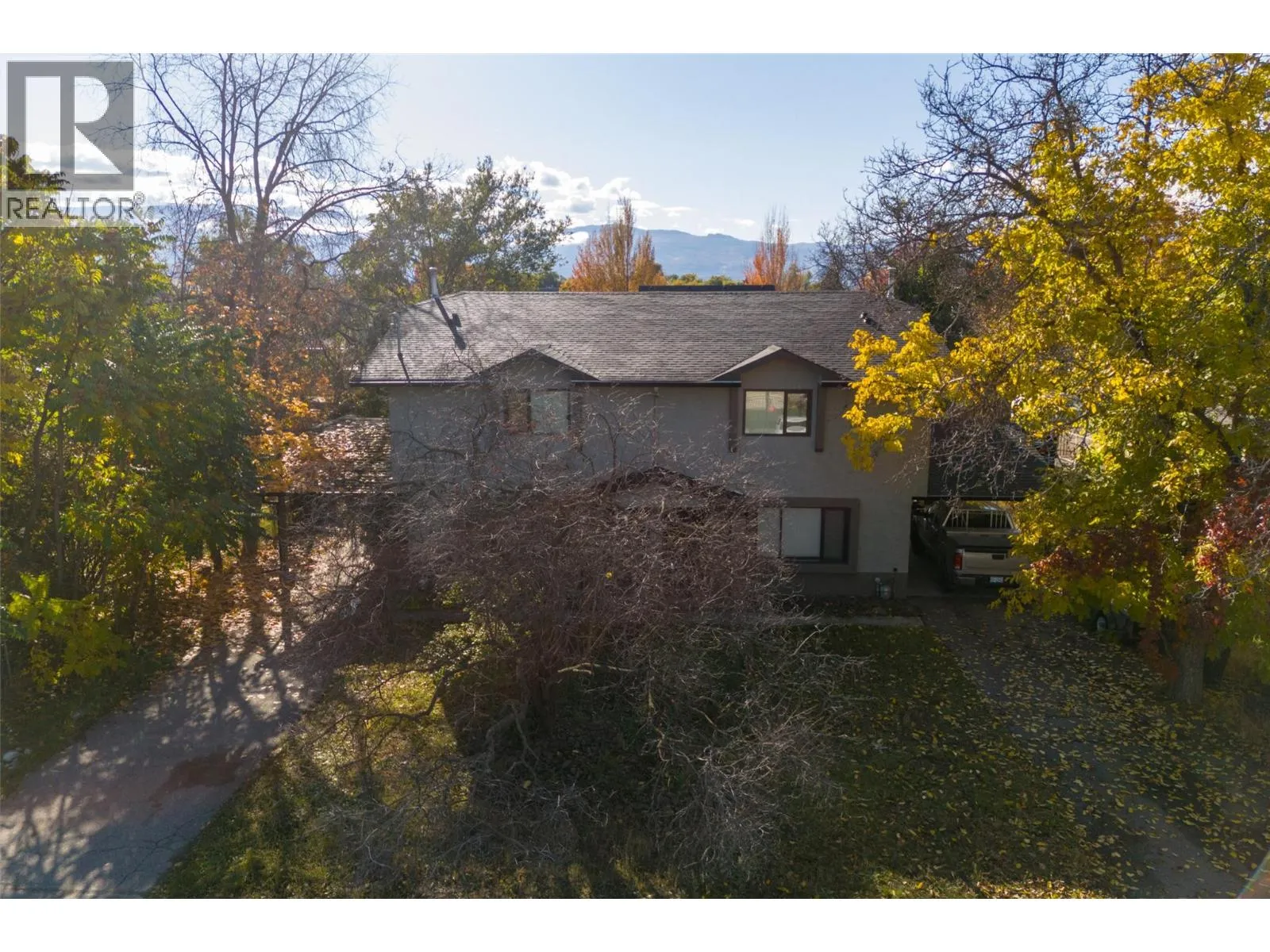 House for rent: 1033 / 1035 Laurier Avenue, Kelowna, British Columbia V1Y 6B2