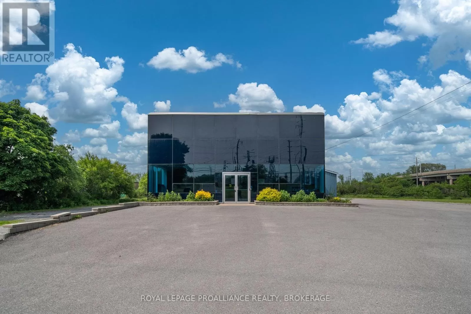 Warehouse for rent: 1033 John Counter Boulevard, Kingston, Ontario K7K 6C7