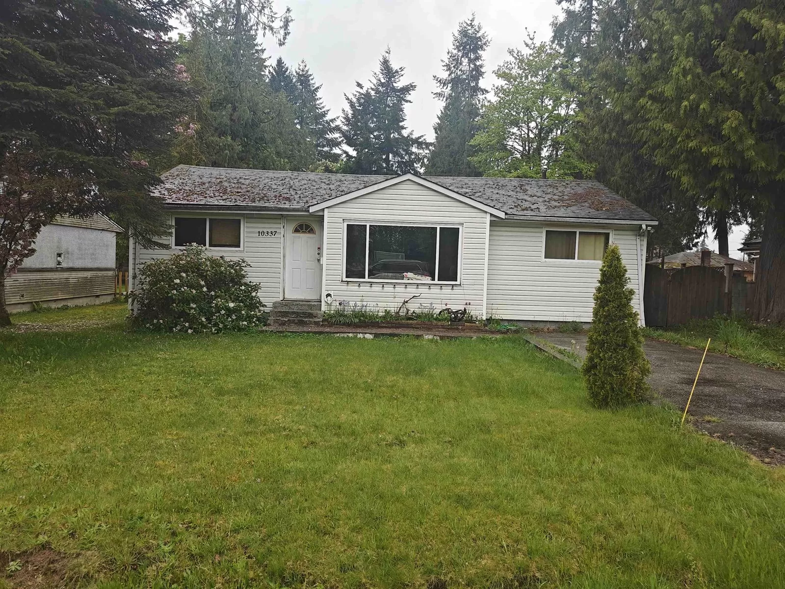 House for rent: 10337 146 Street, Surrey, British Columbia V3R 3T3