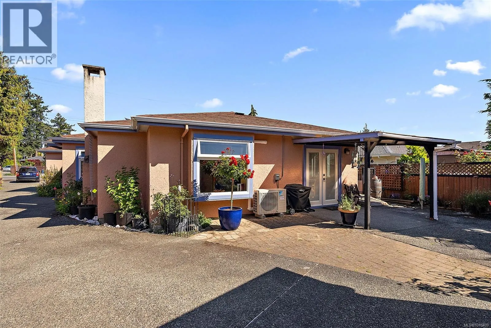 Duplex for rent: 10386 Resthaven Dr, Sidney, British Columbia V8L 3H3