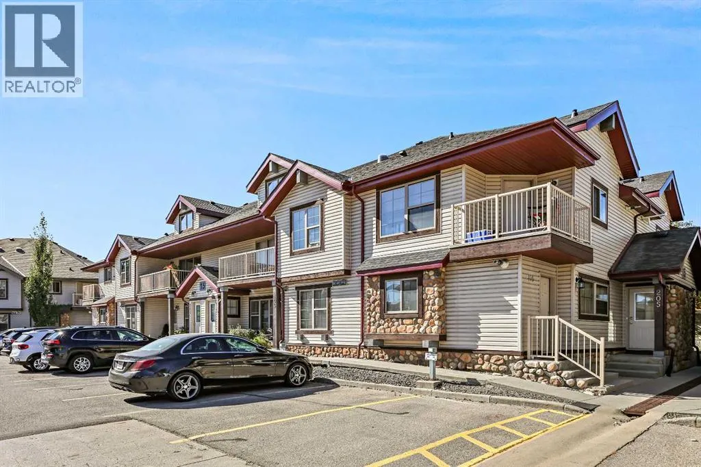 Row / Townhouse for rent: 104, 15 Everridge Square Sw, Calgary, Alberta T2Y 5J5