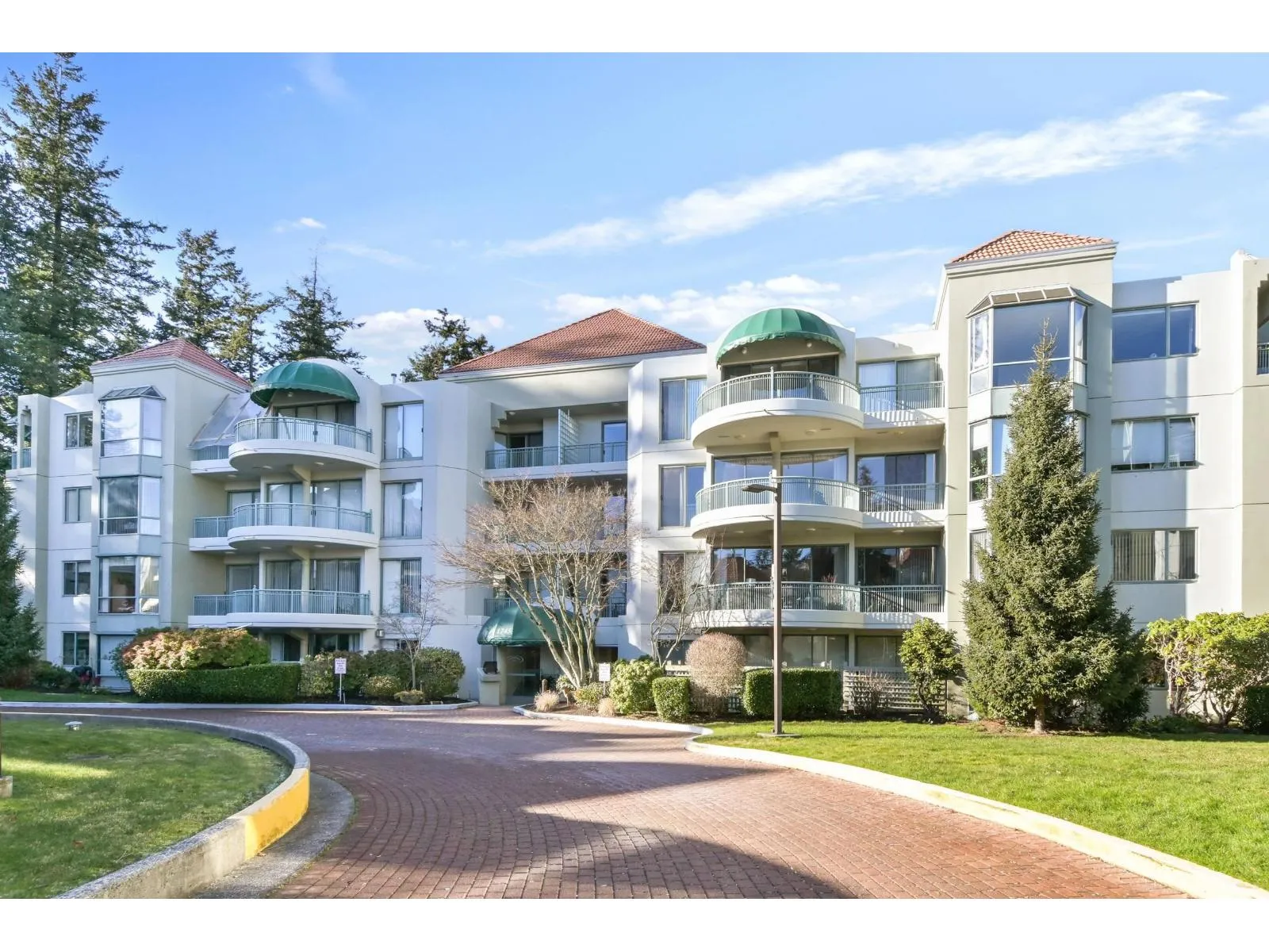 Apartment for rent: 104 1745 Martin Drive, Surrey, British Columbia V4A 9T5