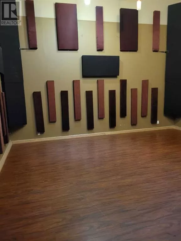 Commercial Mix for rent: 104, 3208 8 Avenue Ne, Calgary, Alberta T2E 0P6