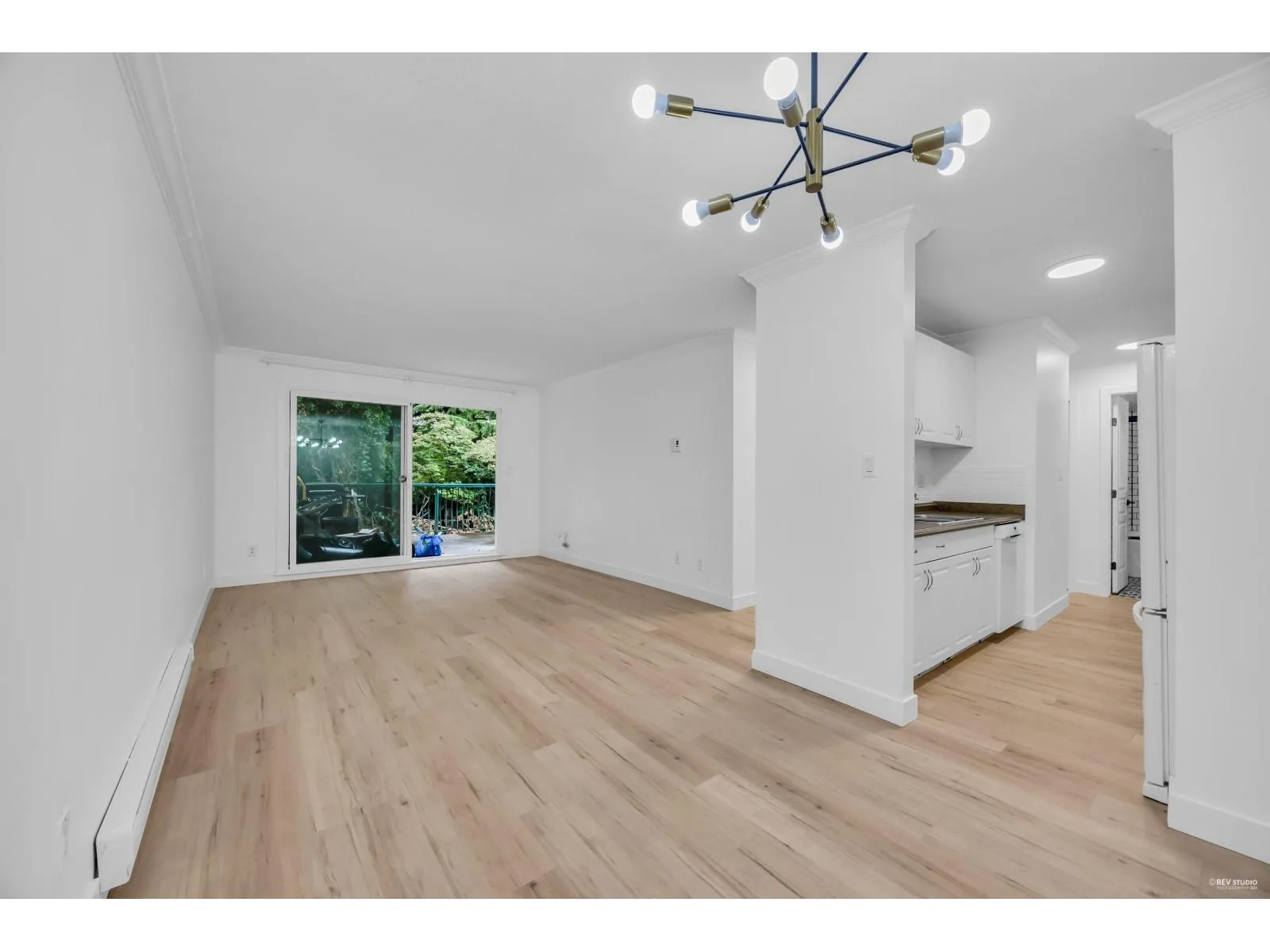 Apartment for rent: 104 33598 George Ferguson Way, Abbotsford, British Columbia V2S 2L8